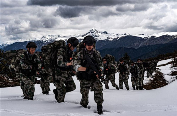  ��ָİ��ѩ�򡪡�����܊�^(q��)ĳ�ؑ�(zh��n)���_(k��i)չ�ߺ�ѩɽ����