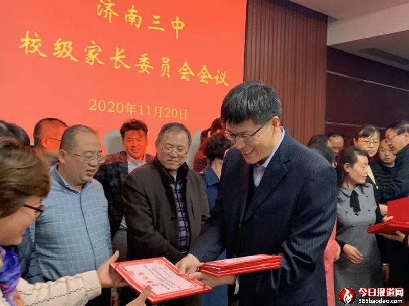   ��һ��У��(j��)��ί��(hu��)�ɆT���w������(j��)������  ��ͬ����(d��ng)���p������