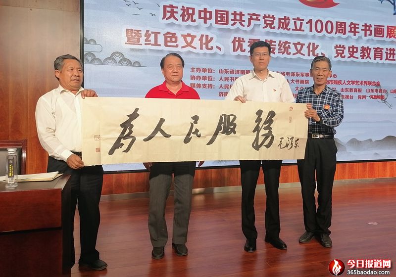  �hʷ�����M(j��n)У�@��׌�tɫ�Ļ��ɞ�������һ��������ɫ�ġ����л���