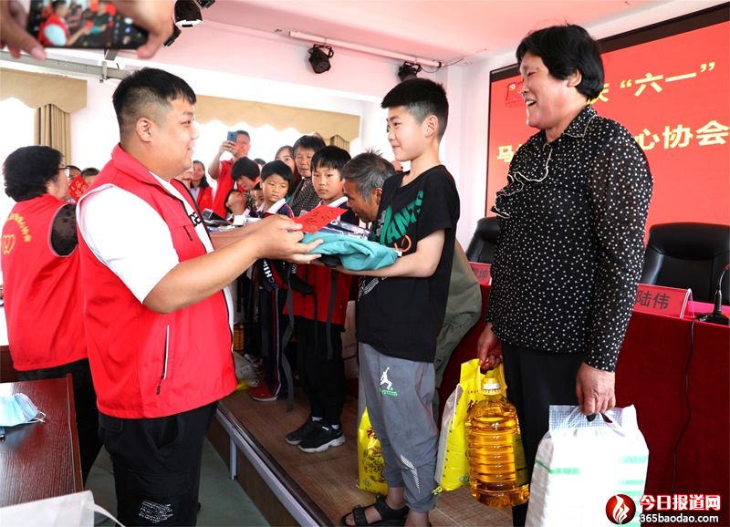 ɽ�|۰�ǣ��c��һ�I(xi��n)���� �����x�e�M(j��n)У�@