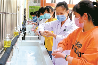 ���L(f��ng)ʮ�� У�@���� ���� ȫ��(gu��)�����С�W(xu��)����У��(f��)�n��Ӱ