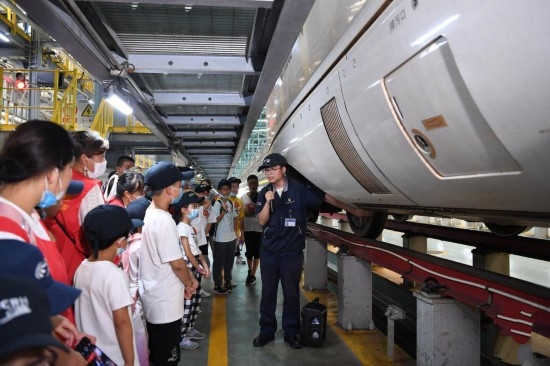 �Ϸʣ��R����Ů���M(j��n)��(d��ng)܇�\(y��n)����