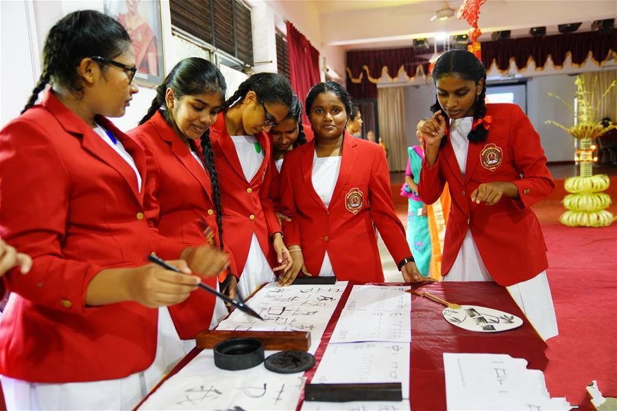 ˹���m�����y(t��ng)Ů�ӌW(xu��)У����Ї��Ļ�ʢ��