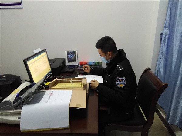 ���۲���ɫ���ľ�ɫ���{(l��n) ����һ��(g��)܊�D(zhu��n)���񾯵Ĵ���(ji��)��(ji��n)��