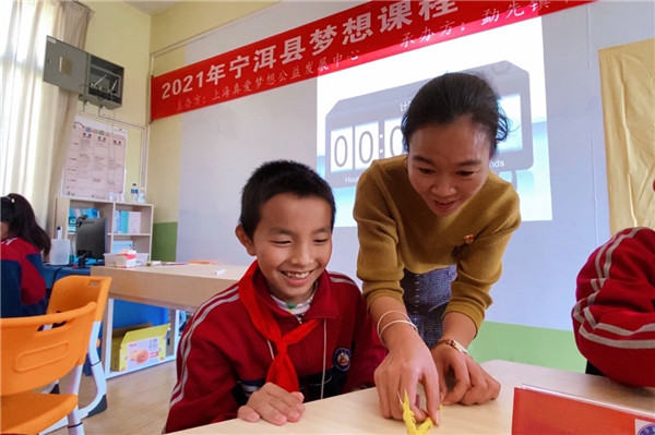 ��ף��һ��(g��)�����l(xi��ng)��Ů�̎���׷��(m��ng)�ó�