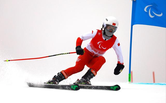 ��12������ɽ��ѩŮ�Ӵ���D(zhu��n)վ�˽M������Z��